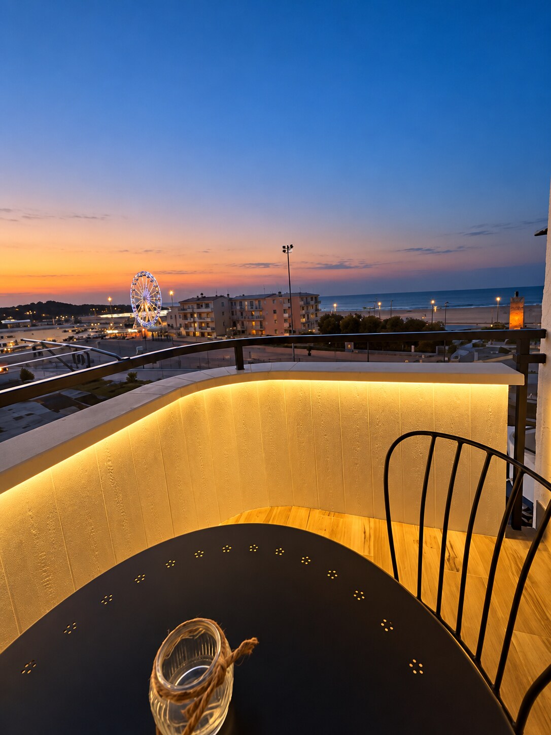 Balcone illuminato di Casa Mare con vista mare